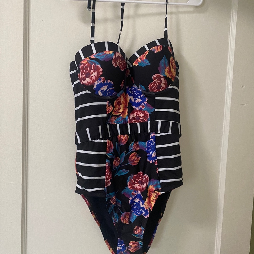 ModCloth size medium new swimsuit